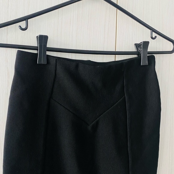 Forever 21 Straight Fit Mid Rise Mini Skirt Black EUC Small - Picture 3 of 7